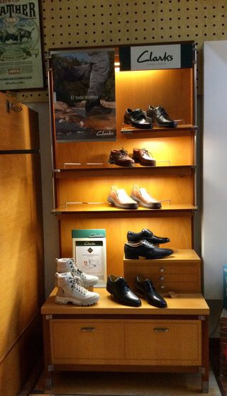 Expositor de calzado Clarks