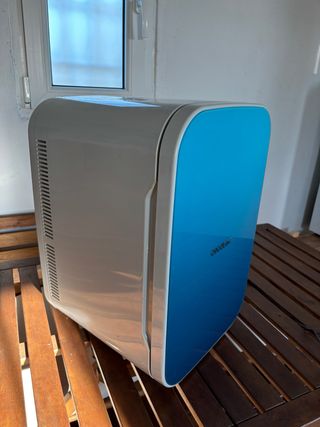 Nevera portátil azul y blanca