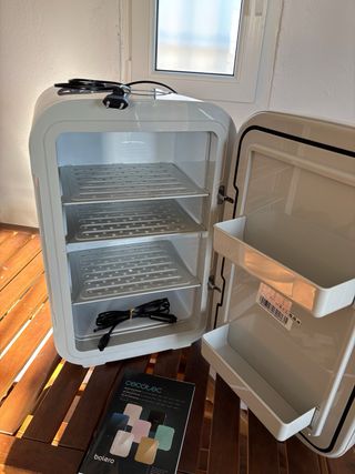 Nevera portátil azul y blanca