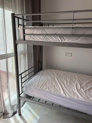 Literas metálicas con 4 colchones.