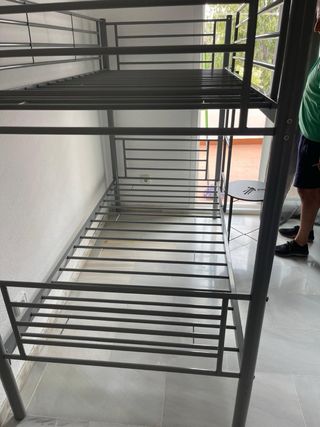 Literas metálicas con 4 colchones.