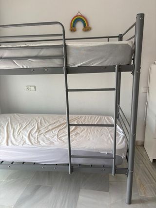 Literas metálicas con 4 colchones.