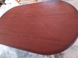 Mesa de comedor ovalada de madera