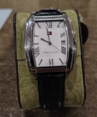 Reloj Tommy Hilfiger Cuadrado Negro y Plateado