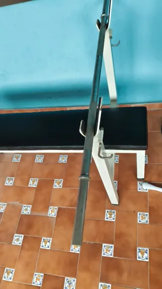 Banco de pesas incluido una mancuerna grande.