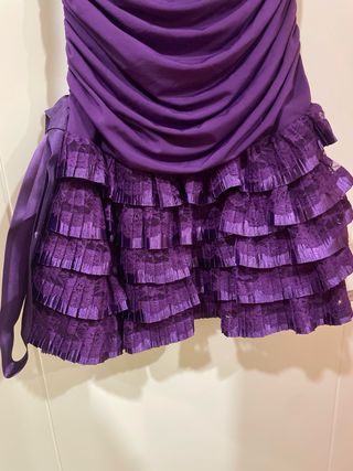 Vestido morado con volantes y lazo