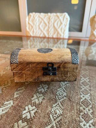 Cajita de madera con adornos plateados