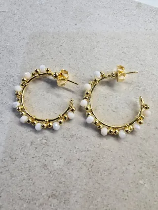 Pendientes aro dorados con perlas blancas