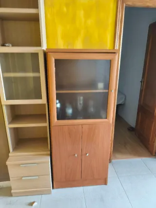 Estantería de madera con puerta de cristal