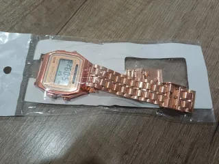 Reloj digital rosa oro