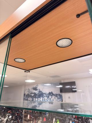 Estantería de cristal y madera con luz