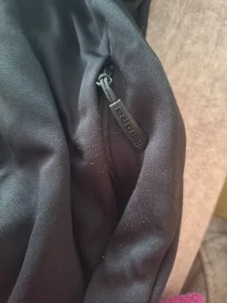 Chaqueta deportiva Kappa negra y naranja