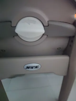 Trona de bebé con estampado de jirafa Jané.