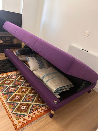 Sofá cama morado para habitación.#diseño