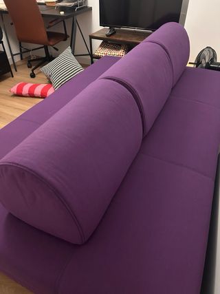 Sofá cama morado para habitación.#diseño