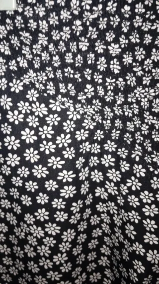 Pantalones cortos florales negros y blancos