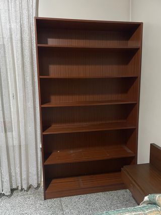 Estantería de madera marrón