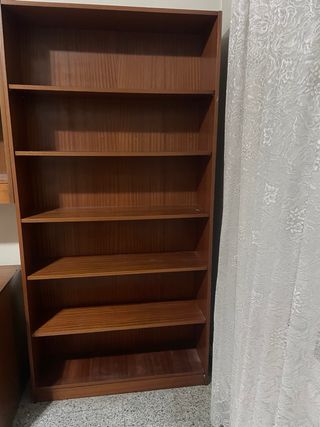 Estantería de madera marrón