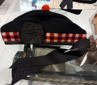 Bustina scozzese con pompon rosso