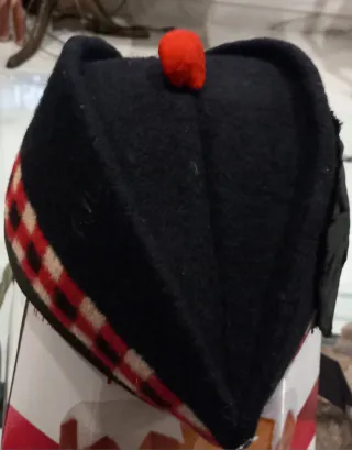 Bustina scozzese con pompon rosso