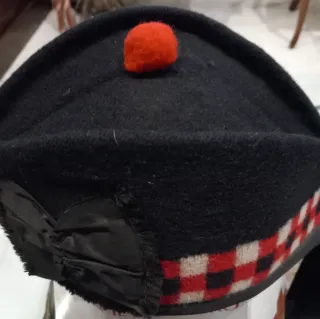 Bustina scozzese con pompon rosso