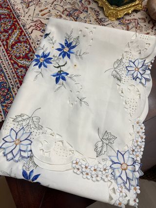 Mantel grande bordado flores 175x130