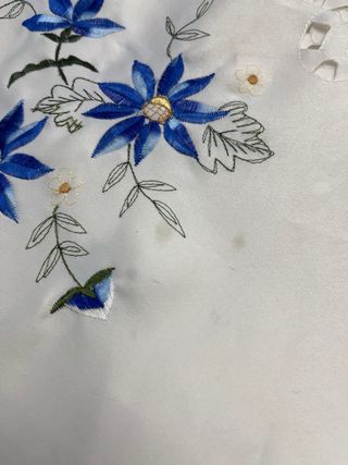 Mantel grande bordado flores 175x130