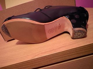 Zapatos de baile flamenco negros lunares