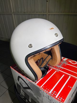 Casco blanco estilo retro con hormiga