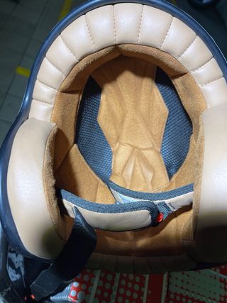 Casco blanco estilo retro con hormiga