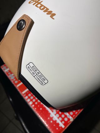 Casco blanco estilo retro con hormiga