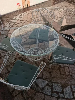 Mesa y 4 sillas de forja y cristal