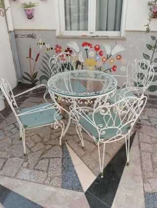 Mesa y 4 sillas de forja y cristal