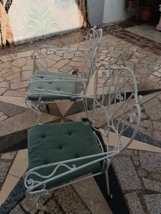 Mesa y 4 sillas de forja y cristal