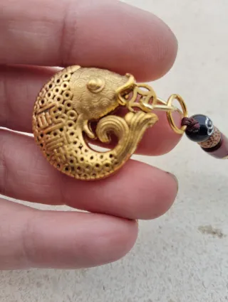 Colgante de pez dorado con detalles