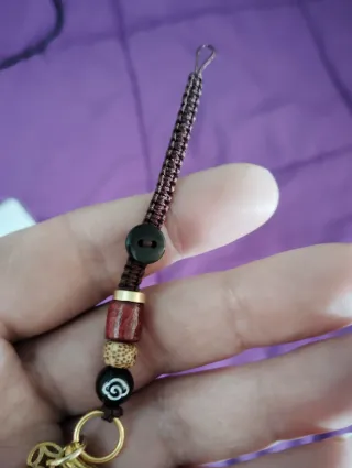 Colgante de pez dorado con detalles