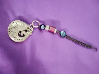 Colgante de pez dorado con detalles