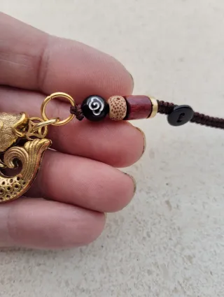 Colgante de pez dorado con detalles