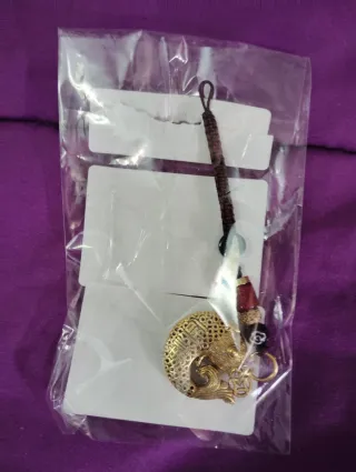 Colgante de pez dorado con detalles