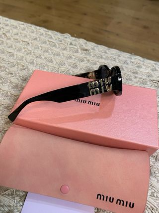 Gafas de sol Miu Miu negras