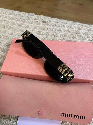 Gafas de sol Miu Miu negras