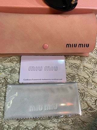 Gafas de sol Miu Miu negras