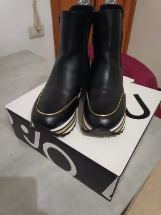 Stivaletti Liu Jo neri con dettagli oro