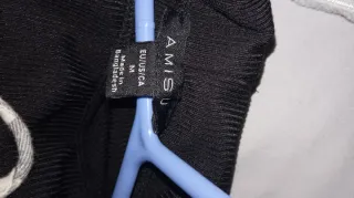 Camiseta negra cuello alto