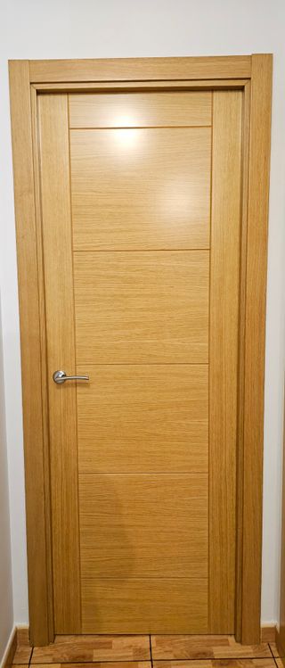 Puerta de roble moderna