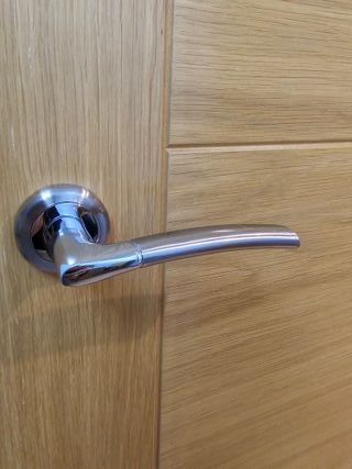 Puerta de roble moderna