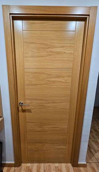 Puerta de roble moderna