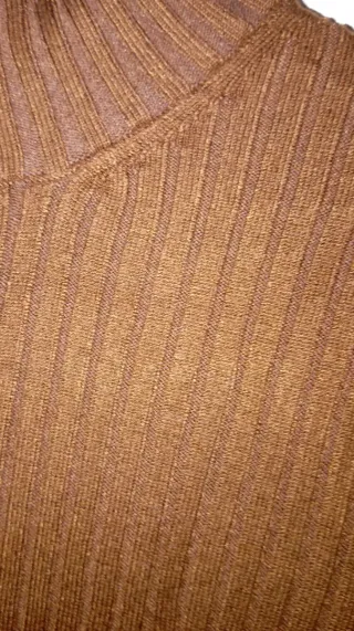 Jersey marrón de cuello alto