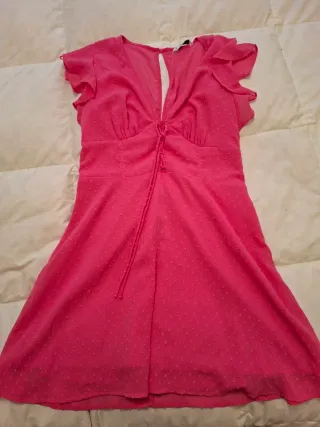 Vestido rosa de Stradivarius con solo una puesta