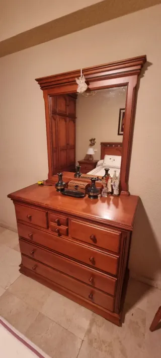 Cómoda de madera con espejo